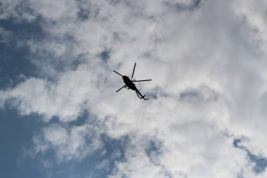 gökyüzünde büyük askeri helikopter hovers. Yüksek hızda kamufle bir helikopter uçar.