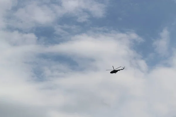 Silhueta de grande helicóptero militar no céu — Fotografia de Stock