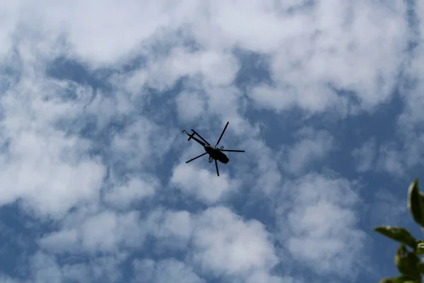 Silhouet van grote militaire helikopter in de lucht — Stockfoto