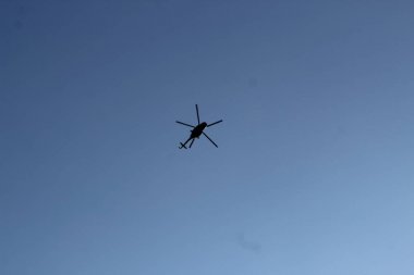 gökyüzünde büyük askeri helikopter hovers. Yüksek hızda kamufle bir helikopter uçar.