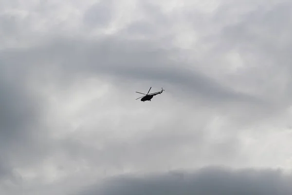 Silhouet van grote militaire helikopter in de lucht — Stockfoto