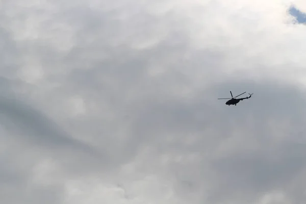 Silhouette de gros hélicoptère militaire dans le ciel — Photo