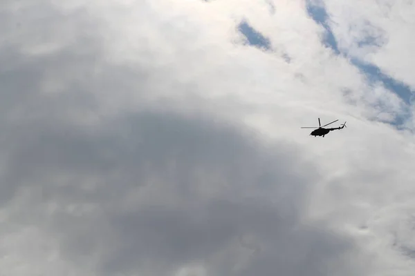 Silhueta de grande helicóptero militar no céu — Fotografia de Stock