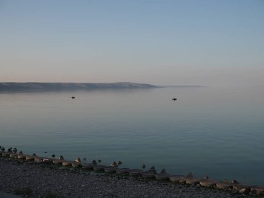 sessiz bir nehir üzerinde iki balıkçı tekneleri ile gün batımında güzel manzara