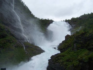 Norveç'te dağlarda büyük şelale
