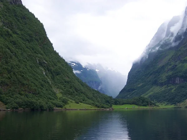 Bela paisagem do fiorde norueguês no verão . — Fotografia de Stock