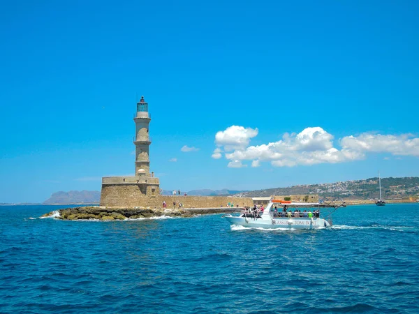 Foto do icônico velho farol veneziano no antigo porto de Chania. Ilha de Creta, Grécia - junho de 2017 — Fotografia de Stock