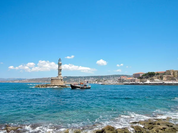 Photo du vieux phare vénitien emblématique dans le vieux port de La Canée. Crète, Grèce - juin, 2017 — Photo