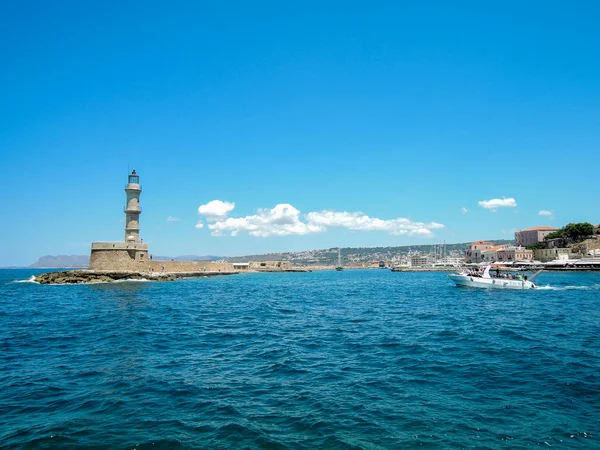 Foto do icônico velho farol veneziano no antigo porto de Chania. Ilha de Creta, Grécia - junho de 2017 — Fotografia de Stock