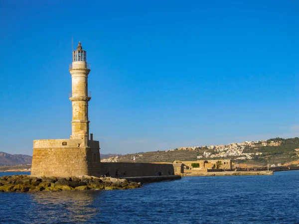 Foto do icônico velho farol veneziano no antigo porto de Chania. Ilha de Creta, Grécia — Fotografia de Stock