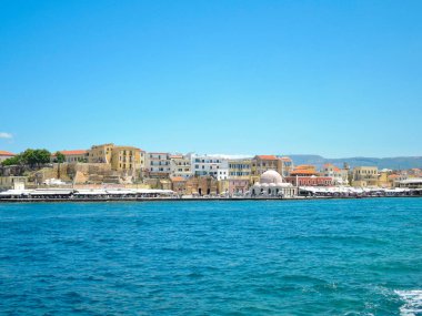 At arabaları ve cami ile Chania eski liman görünümü, Girit, Yunanistan