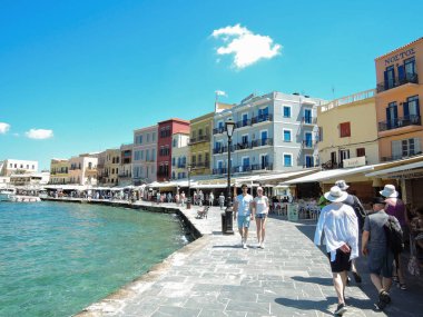 Hanya, Girit - Haziran, 2017 - İç liman, Hanya, Girit, Yunanistan, Avrupa'da rıhtıma dizilmiş restoran boyunca yürüyen turistler