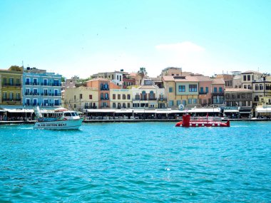 At arabaları ve cami ile Chania eski liman görünümü, Girit, Yunanistan - Haziran, 2017