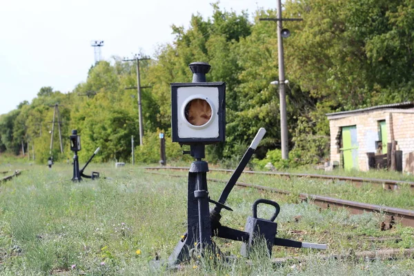 Старый фонарь-переключатель для железнодорожного движения в правильном направлении — стоковое фото