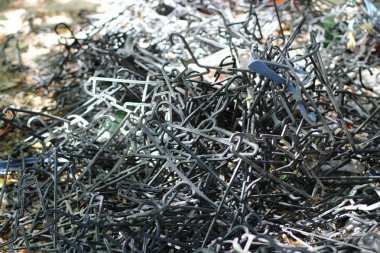 çeşitli ceket askıları yığını sokağa atılmış. Çevre kirliliği kavramı