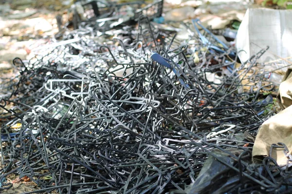 çeşitli ceket askıları yığını sokakta dışarı atılmış