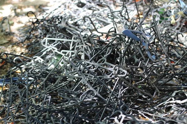 çeşitli ceket askıları yığını sokağa atılmış. Çevre kirliliği kavramı