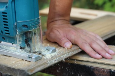 Yakın çekim marangoz bir elektrikli testere ile çalışma