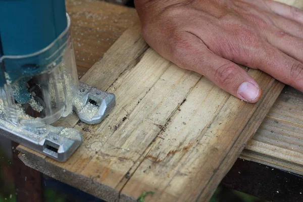 Close-up timmerman werken met een elektrische puzzel — Stockfoto