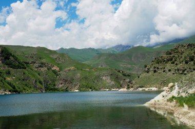 dağlarda mavi gölbakan güzel manzara. Elbrus bölgesinde Giggit Gölü