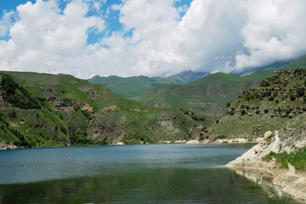 Bela paisagem com vista para o lago azul nas montanhas. lago Giggit na região de Elbrus — Fotografia de Stock