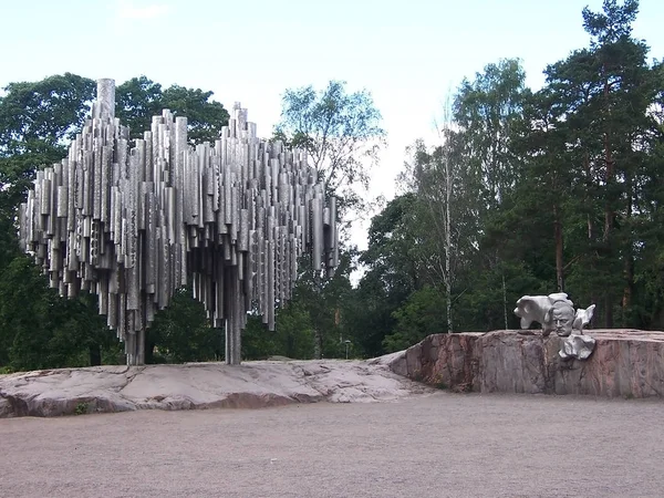 Гельсінкі, Фінляндія-Липень 2007: Сібеліус пам'ятник художник Ейла Hiltunen, 1967 присвячена фінського композитора Жана Сібеліуса в парку Гельсінкі Сібеліуса. Найпопулярніший і відвідуваний туристичний атракціон. — стокове фото