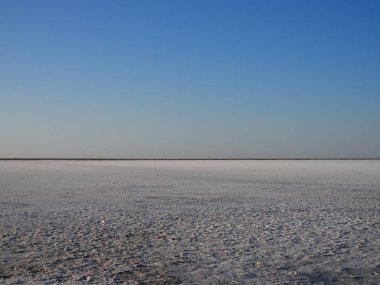 gün doğumunda tuzla kaplı gölün beyaz yüzeyi