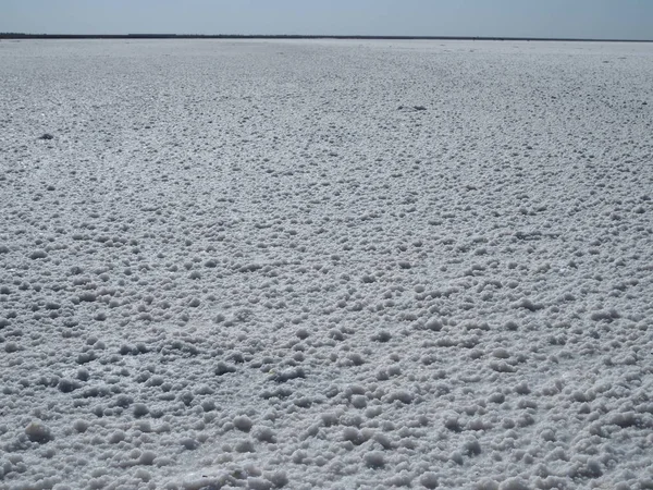 日の出時に塩で覆われた湖の白い表面 — ストック写真