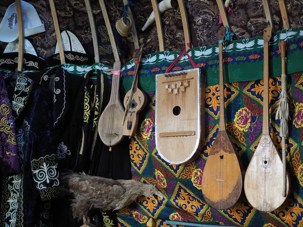 Dombra string instruments on the wall of Kazakh yurt — Stock Photo, Image