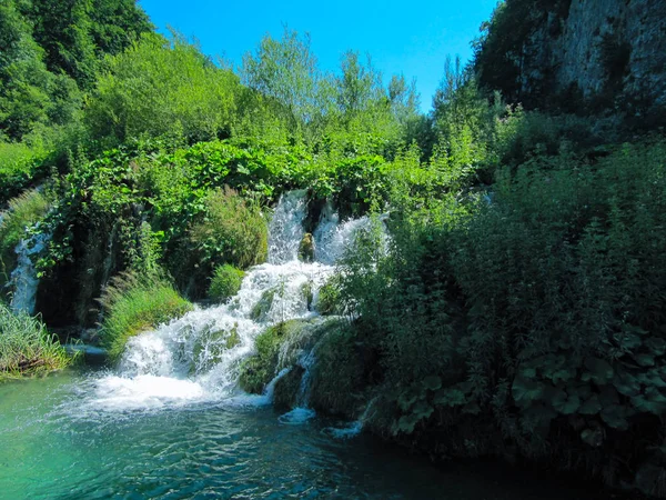 Vackert vattenfall vid Plitvicesjöarna, Kroatien på sommaren — Stockfoto