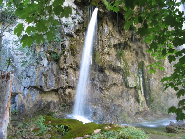 Vattenfall i Plitvice lakes national Park i Kroatien — Stockfoto