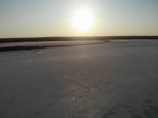 Fotografía aérea. amanecer en el lago de sal Elton — Foto de Stock