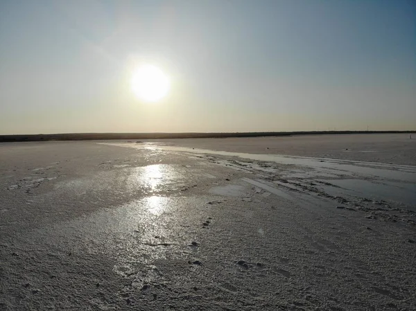 Fotografia aérea. amanhecer em Elton lago de sal — Fotografia de Stock