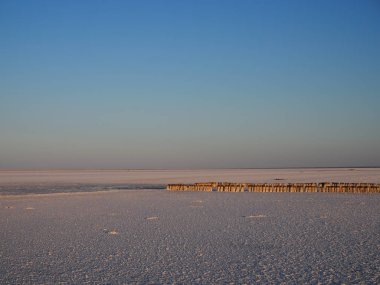 Tuz gölündeki ahşap yapıların terk edilmiş kalıntıları