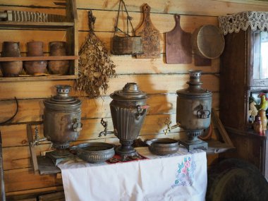 Bir samovar ile geleneksel kırsal Rus evin iç. Rusya, Elton - eylül, 2019