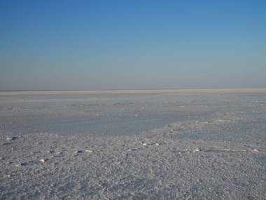 gün doğumunda tuzla kaplı gölün beyaz yüzeyi