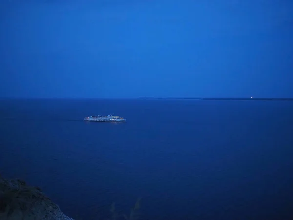 Sétahajó vitorlák a folyón éjjel — Stock Fotó