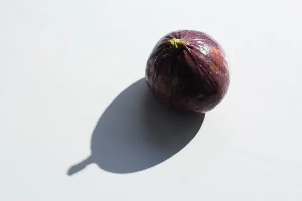 Reife süße Feigenfrucht isoliert auf weißem Hintergrund — Stockfoto