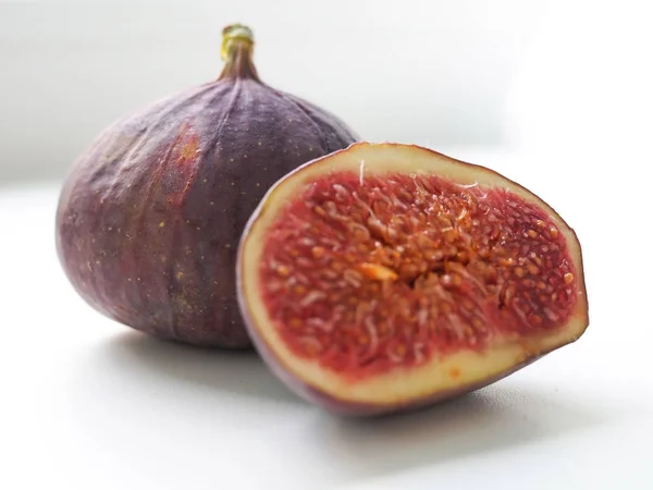 Beyaz arka plan üzerinde izole meyve olgun incir — Stok fotoğraf