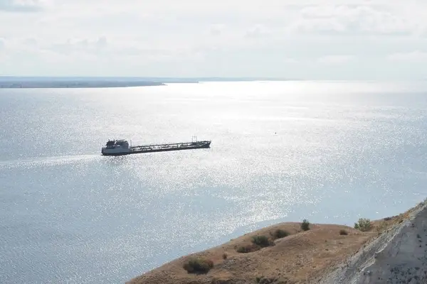 Όμορφο τοπίο με θέα στην απότομη τράπεζα και μια φορτηγίδα που επιπλέει στο γαλάζιο του ποταμού φωτεινή ηλιόλουστη μέρα — Φωτογραφία Αρχείου