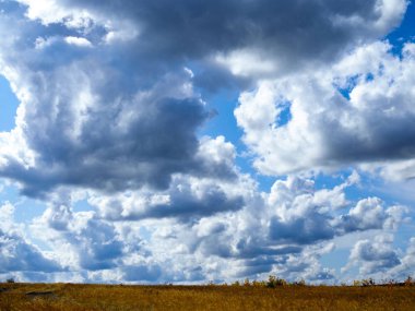 alan üzerinde büyük bulutlar ile güzel gökyüzü