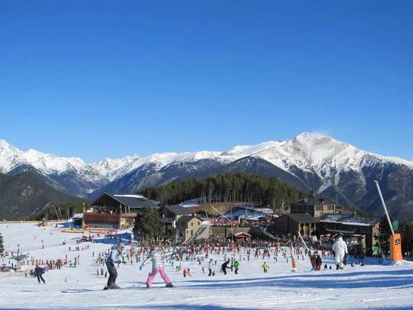 Panorama horizontal. Beaucoup de gens commencent à skier sur une piste de ski bien entretenue dans une station de ski. Le soleil brille et le ciel est clair et lumineux. Andorre, Andorre La Vella-Décembre, 2011 — Photo