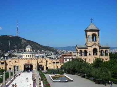Tiflis, Gürcistan - Haziran 2019: Tiflis Tsminda Sameba Katedrali Holy Trinity Katedrali. Gürcü ana katedraltapınağın önündeki alan