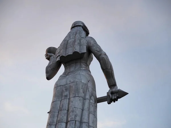 Berühmte Mutter-Georgia-Statue, Rückseite, Tiflis. Touristenattraktion. Georgien, Tiflis - Juni 2019 — Stockfoto