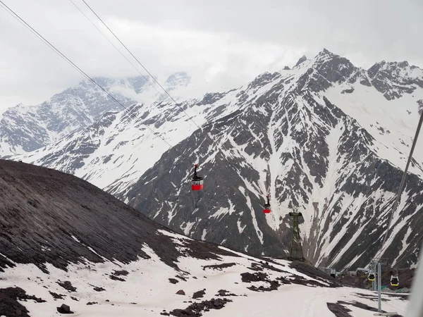 Teleférico rojo en el fondo de montañas cubiertas de nieve. fotografía aérea — Foto de Stock
