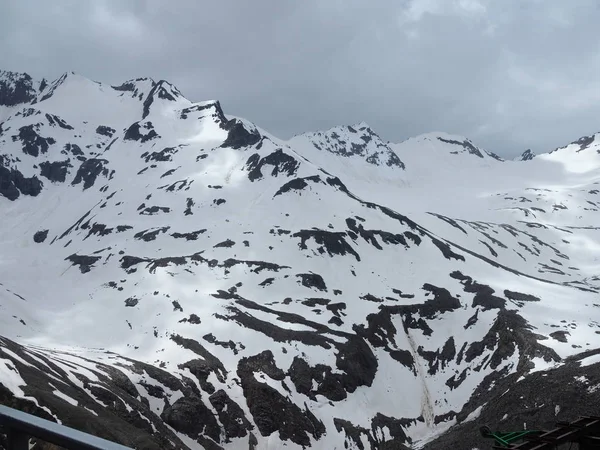 Hermosa vista de las montañas en la zona de Elbrus. Panorama con vistas a la cima de la montaña cubierta de nieve — Foto de Stock