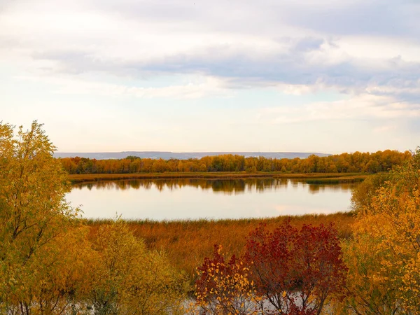 Gyönyörű őszi táj kilátással a tóra — Stock Fotó