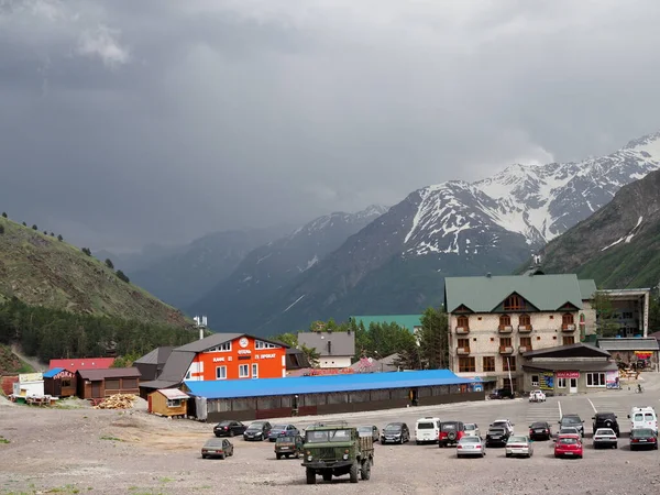 Região de Elbrus. Azau Glade. A vista da altura. Rússia, Elbrus - junho de 2019 — Fotografia de Stock