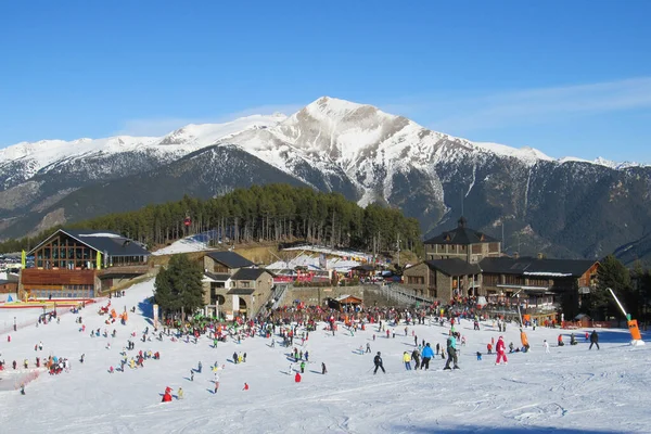 Skidanläggning, många semesterfirare med fjällskidor och snowboard en underbar vinterdag. Andorra - december, 2011 — Stockfoto