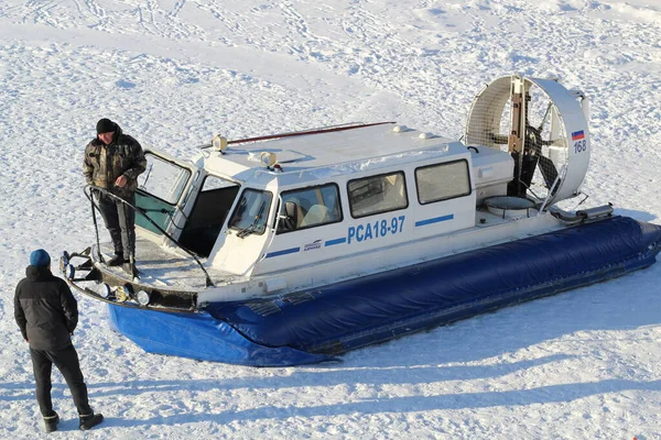 Aerodeslizador en el río congelado: El conductor se comunica con el pasajero Rusia, Saratov-enero, 2018 — Foto de Stock